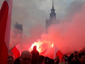Polska flaga z symbolem LGBT, blokowanie pochodu przez Obywateli RP. Prowokacje na Marszu Niepodległości