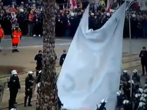 [Wideo] Marsz Niepodległości: Rozwiązano manifestację Obywateli RP. Policja zdjęła baner "konstytucja"