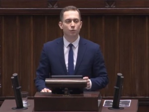[video] Cyrk. C. Tomczyk [KO] pod pretekstem wniosku formalnego śpiewa... hymn Polski. Uszy więdną