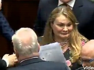 [video] Jarosław Kaczyński pocałował w rękę posłankę KO. Zobacz jej reakcję