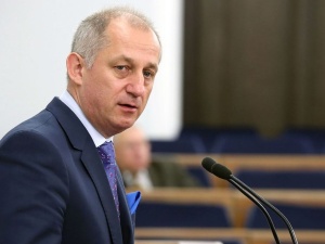 Piwko w przerwie między głosowaniami w Sejmie? "Mam 18 lat i mogę...". Kolejna wpadka Neumanna