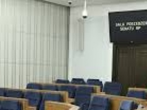 Marszałek Senatu z KO zdejmuje połowę polskich flag i stawia unijne