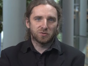 „To tylko podniesienie ręki pod jakimś kątem”. Poseł Konfederacji skomentował zdjęcie, na którym hajluje