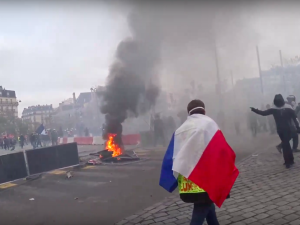 Gorąco na ulicach Paryża. Pożar i zamieszki w rocznicę pierwszego protestu "żółtych kamizelek"