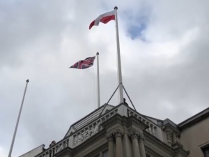 [video] "Będziemy z dumą prezentować tę flagę na naszym ratuszu". Wzruszający hołd dla polskich lotników
