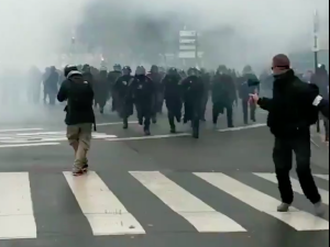 [video] "Żółte kamizelki" we Francji. Manifestanci publikują filmy i oskarżają policję o brutalność