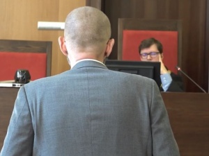Rok bezwzględnego więzienia i 5 tys. złotych grzywny za pobicie dziennikarza Oko.press