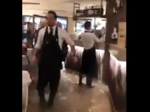 [video] Woda po kolana w restauracji? Żaden problem! W Wenecji kelnerzy w kaloszach serwują pizzę