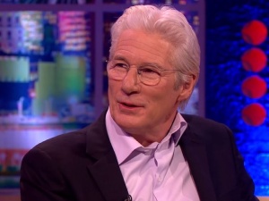 Richard Gere na spotkaniu o prawach człowieka w biurze Bodnara. Dostał przypinkę z napisem "KonsTYtucJA"