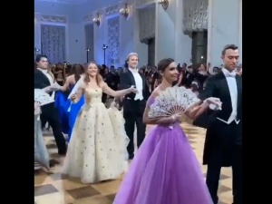 [video] No proszę. Młode przedstawicielki rosyjskich elit tańczą poloneza. "Niezłe soft power"