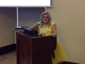 [video] Poznańska radna przebrana za pszczołę zabiegała o dofinansowanie Ogrodu Miododajnego