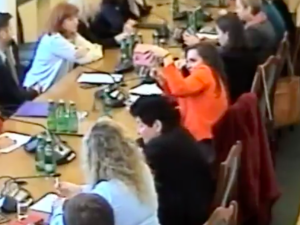 [video] To Sejm czy szkoła podstawowa? Komisja debatuje, a Jachira... robi sobie selfie