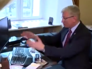 Polityka z przymrużeniem oka. "To jest koszmar". Jacek Jaśkowiak o ergonomii swojego biura
