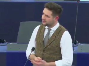 [video] Wdowa po Adamowiczu pyta w PE "czy to prawda, że Kaczyński straszy dzieci LGBT". Jaki odpowiada