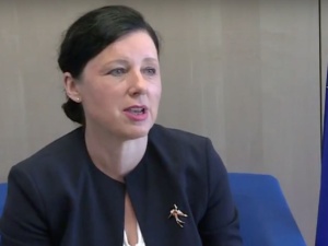 "Nie odpuszczę". Następczyni Timmermansa zapowiada "konsekwencje ekonomiczne" łamania praworządności