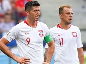 R. Lewandowski w koszulce reprezentacji... Niemiec. Takim zdjęciem Deutsche Welle reklamuje swój materiał
