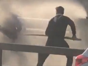 [video] Polak, który zaatakował terrorystę-nożownika kłem narwala, bohaterem światowego internetu