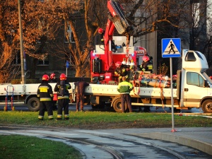 [Nasza Fotorelacja] Zablokowana ulica na Ochocie. Z samochodu dostawczego wypadły butle z gazem