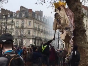 [video] Oj. Tak Francuzi potraktowali kukłę Macrona. U nas zaraz byłoby, że "faszyzm"