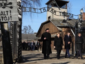 Morawiecki i Merkel odwiedzili Auschwitz. Złożyli wieńce przed Ścianą Straceń