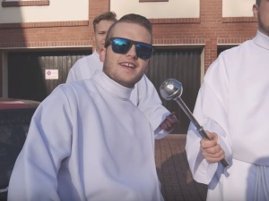 [video] "Ona by tak chciała służyć ze mną". Piosenka nagrana przez ministrantów podbija sieć