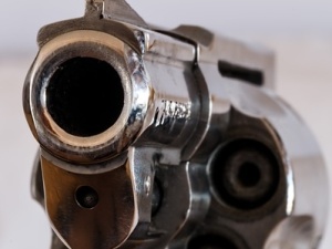 Szwecja. Napastnik włożył dziecku pistolet do ust. Ojciec aresztowany za pobicie przestępcy