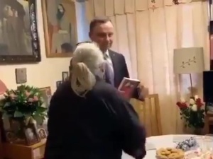 Gazeta.pl o matce ofiary stanu wojennego "Duda odwiedził w domu starszą fankę i poskarżył się na sędziów"