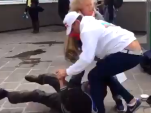 [Wideo] "Ekolog" miał zabrać bezdomnemu psa, bo stwierdził, że się nim źle zajmuje. Psa wystawiono za…