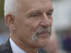 Sejm przyjął uchwałę ws. rosyjskich kłamstw. Rzecznik PiS publikuje zdjęcie. Wszyscy stoją. JKM siedzi...