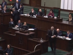 [video] Braun zgłasza sprzeciw, ale myli uchwały i po interwencji Elżbiety Witek schodzi z mównicy