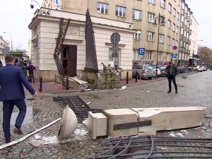 Warszawa. Ciężarówka rozbiła bramę wjazdową Kancelarii Prezydenta