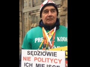 [video] "Pokażmy, że jesteśmy!". Z. Poziomka zaprasza poszkodowanych przez sądy na "Marsz Tysiąca Tóg"