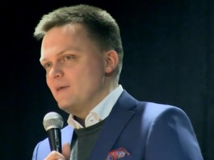 Hołownia: "Chromolę politykę, w której są pieniądze na ławeczki niepodległości...". Ks. Chyła odpowiada
