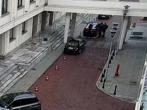 [video] "Zamach kamerą". Senat: "Skandaliczne zachowanie ekipy TVP". Makowski ripostuje