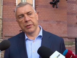 Giertych: "Nie można wykluczyć, że uderzenie zadane przez operatora TVP było intencjonalne". Prawnik kpi
