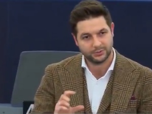 [WIDEO] „Wzięliście dzisiaj urlop, żeby bawić się w polityków?”. Jaki w ostrych słowach do sędziów w PE
