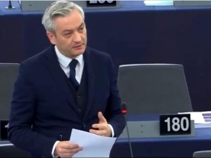 Biedroń podczas debaty w PE o Polsce: „Jeszcze wolne sądy nie zginęły, póki my żyjemy”