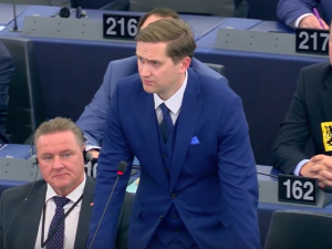 „Chwalicie reżim, który wymordował 20 tys. polskich oficerów w Katyniu?”. Estoński europoseł broni Polski
