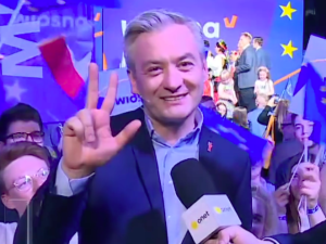 [FOTO] „Kandydat Lewicy na Prezydenta RP na stojąco bije brawo…”. Beata Szydło publikuje wymowne zdjęcie