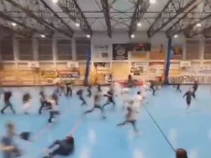 [video] Przerażające. Grupa kiboli wtargnęła na turniej charytatywny. Na boisku doszło do bijatyki