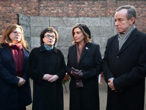 „Zło wobec Żydów, Romów, osób LGBT…”. Relacja Pelosi z wizyty w Auschwitz. Wśród ofiar nie było Polaków?