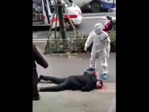 [WIDEO] Chiny. Ludzie padają na ulicach z powodu śmiertelnego wirusa z Wuhan