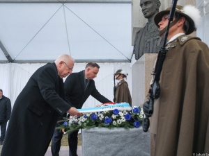 Złożono wieńce pod Ścianą Śmierci, oddano hołd rtm. Pileckiemu. Dziś 75. rocznica wyzwolenia Auschwitz