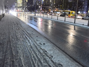 [Nasza fotorelacja] Śnieg sypał a na chodnikach została breja.