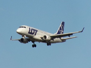 Niemiecki dziennik: Lufthansa poważnie rozważa skargę do KE przeciw polskim liniom LOT