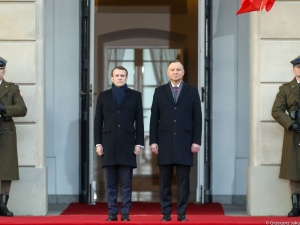 [video] Macron już w Polsce. Wizytę rozpoczęto oficjalnym powitaniem na dziedzińcu Pałacu Prezydenckiego