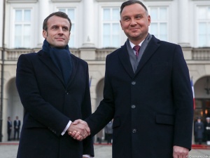 [komentarze] "Wielu liczy, że to jego pierwsza i ostatnia wizyta". Internauci nie oszczędzają Macrona