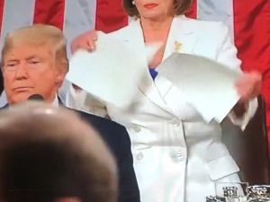 [video] Skandal w USA. Podczas przemówienia Trumpa Nancy Pelosi podarła jego przemówienie