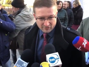 [video] Zamieszanie przed sądem w Olsztynie. Juszczyszyn: "Jestem gotów do orzekania"