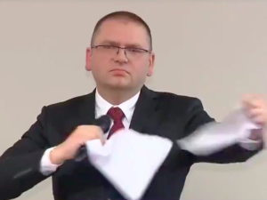 [WIDEO] Niecodzienna sytuacja w olsztyńskim sądzie. Prezes Maciej Nawacki podarł apel sędziów